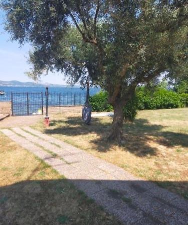 Independent Villa With Private Beach On The Lake Браччано Экстерьер фото