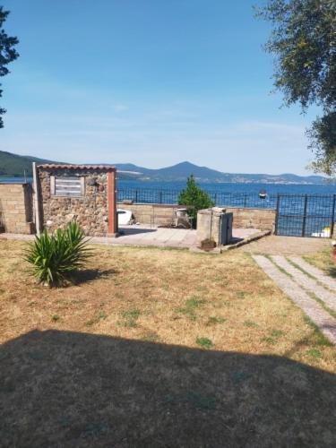 Independent Villa With Private Beach On The Lake Браччано Экстерьер фото