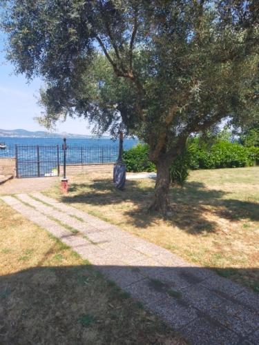 Independent Villa With Private Beach On The Lake Браччано Экстерьер фото