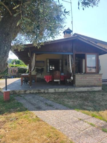 Independent Villa With Private Beach On The Lake Браччано Экстерьер фото