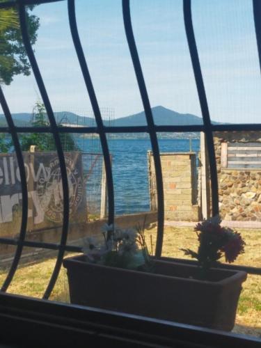 Independent Villa With Private Beach On The Lake Браччано Экстерьер фото