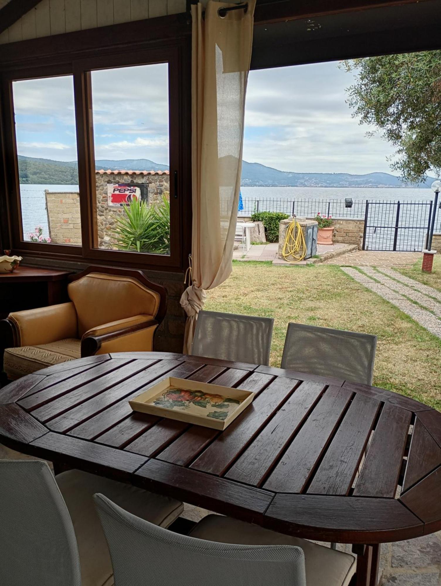 Independent Villa With Private Beach On The Lake Браччано Экстерьер фото