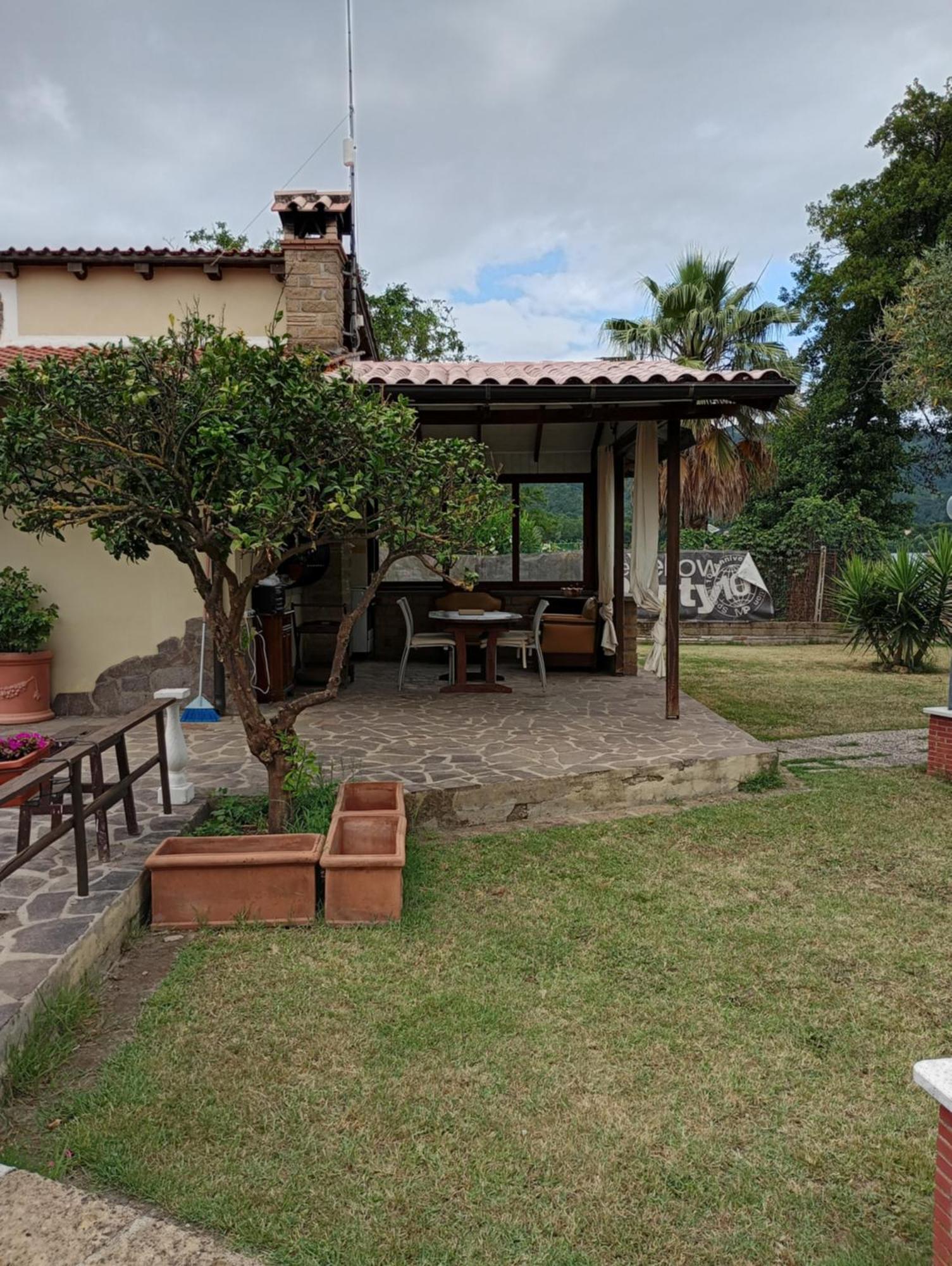 Independent Villa With Private Beach On The Lake Браччано Экстерьер фото