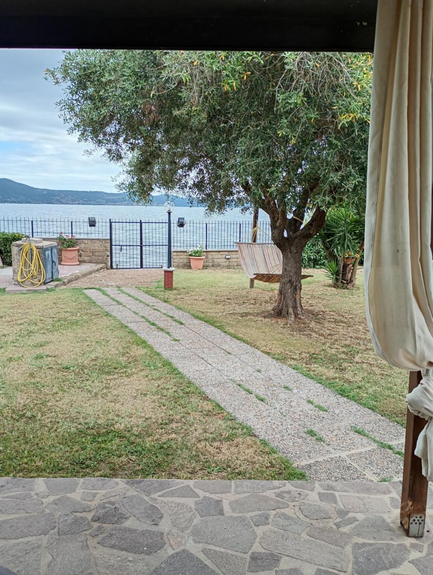 Independent Villa With Private Beach On The Lake Браччано Экстерьер фото